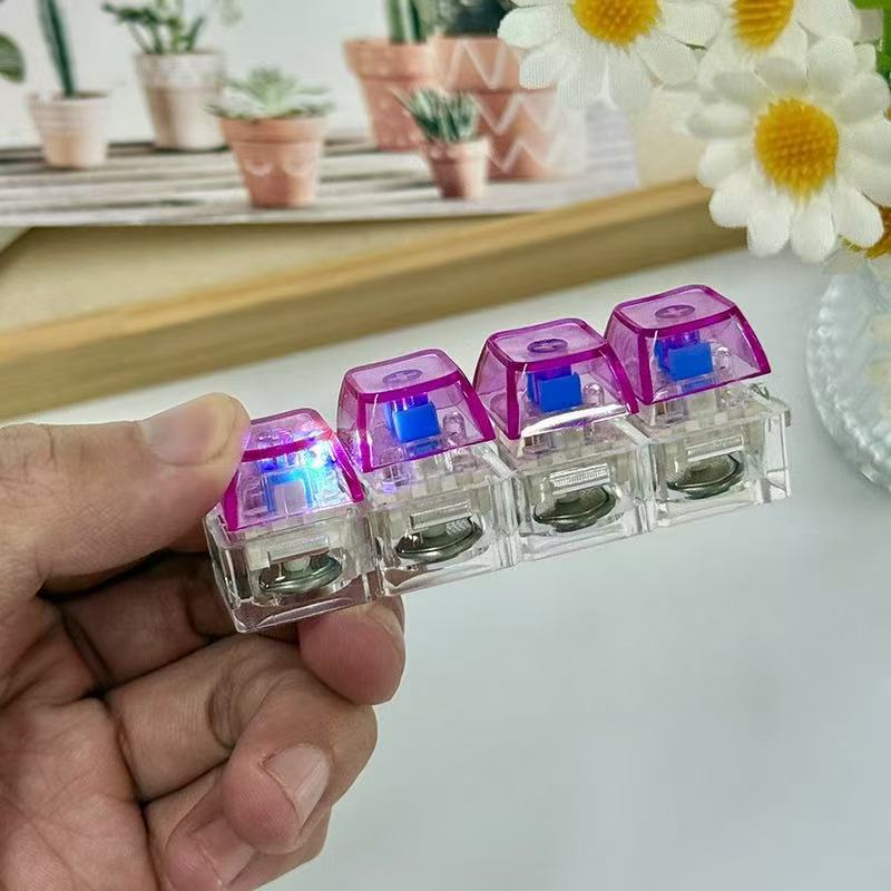 Decompression Mechanical Keyboard With Light Pressing Keychain